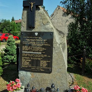 Kamienny pomnik upamiętniający mieszkańców, którzy polegli w czasie II wojny światowej w Cięcinie